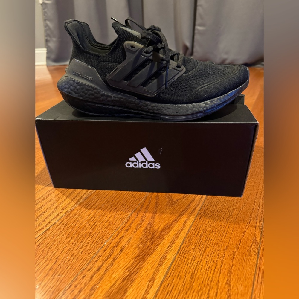 ADIDAS ULTRABOOST LIGHT SHOES SIZE 7